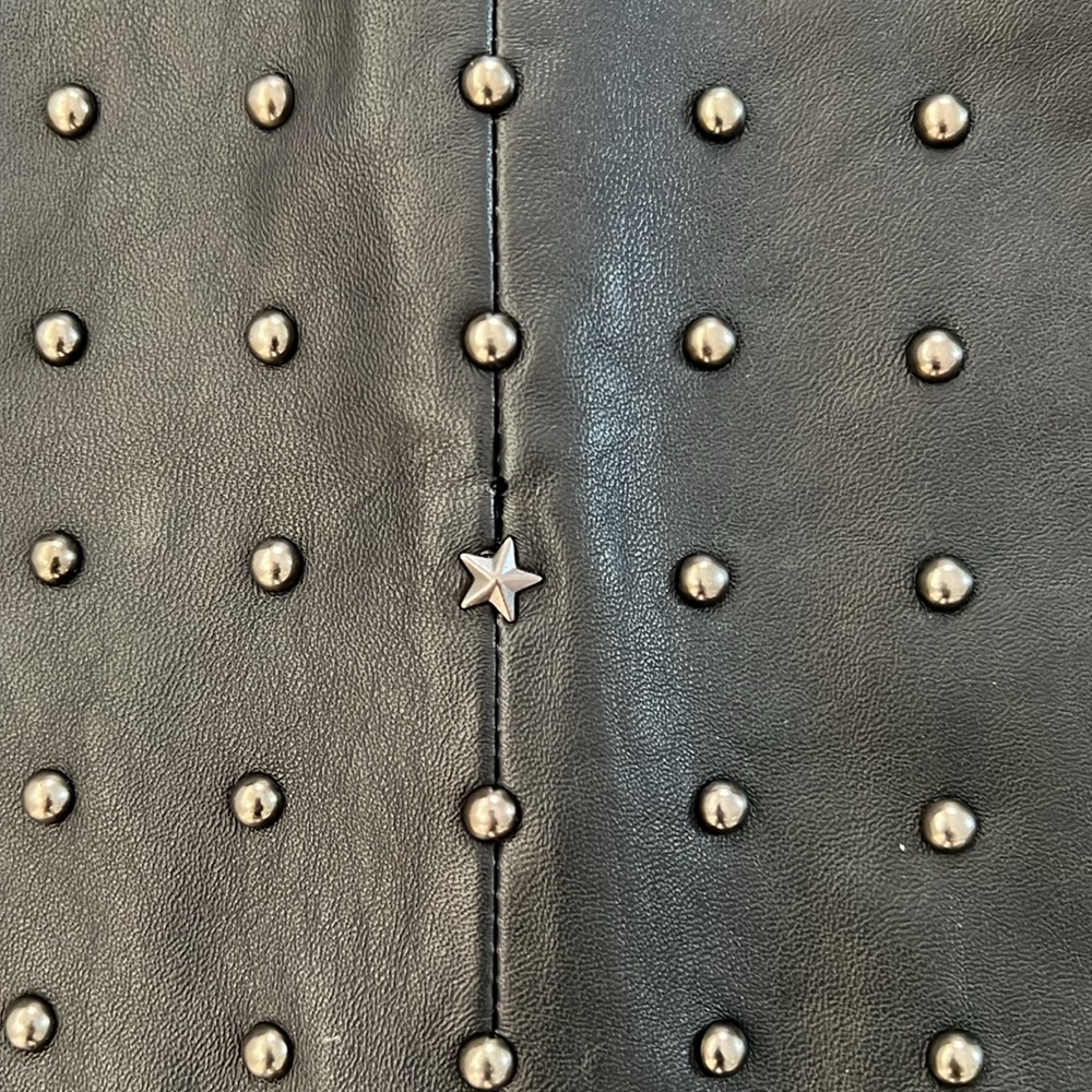 IDYLLWIND WOMEN'S GALLAWAY STUDDED LEATHER MINI SKIRT - Picture 8 of 9